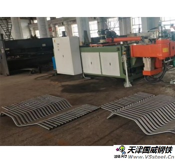 高壓鍋爐碳素?zé)o縫鋼管-Φ51×6mm 20G GB5310 管壁兩側(cè)水平焊接鰭片。鰭片規(guī)格：?jiǎn)芜厡?4mm，厚6mm，材質(zhì)：Q235